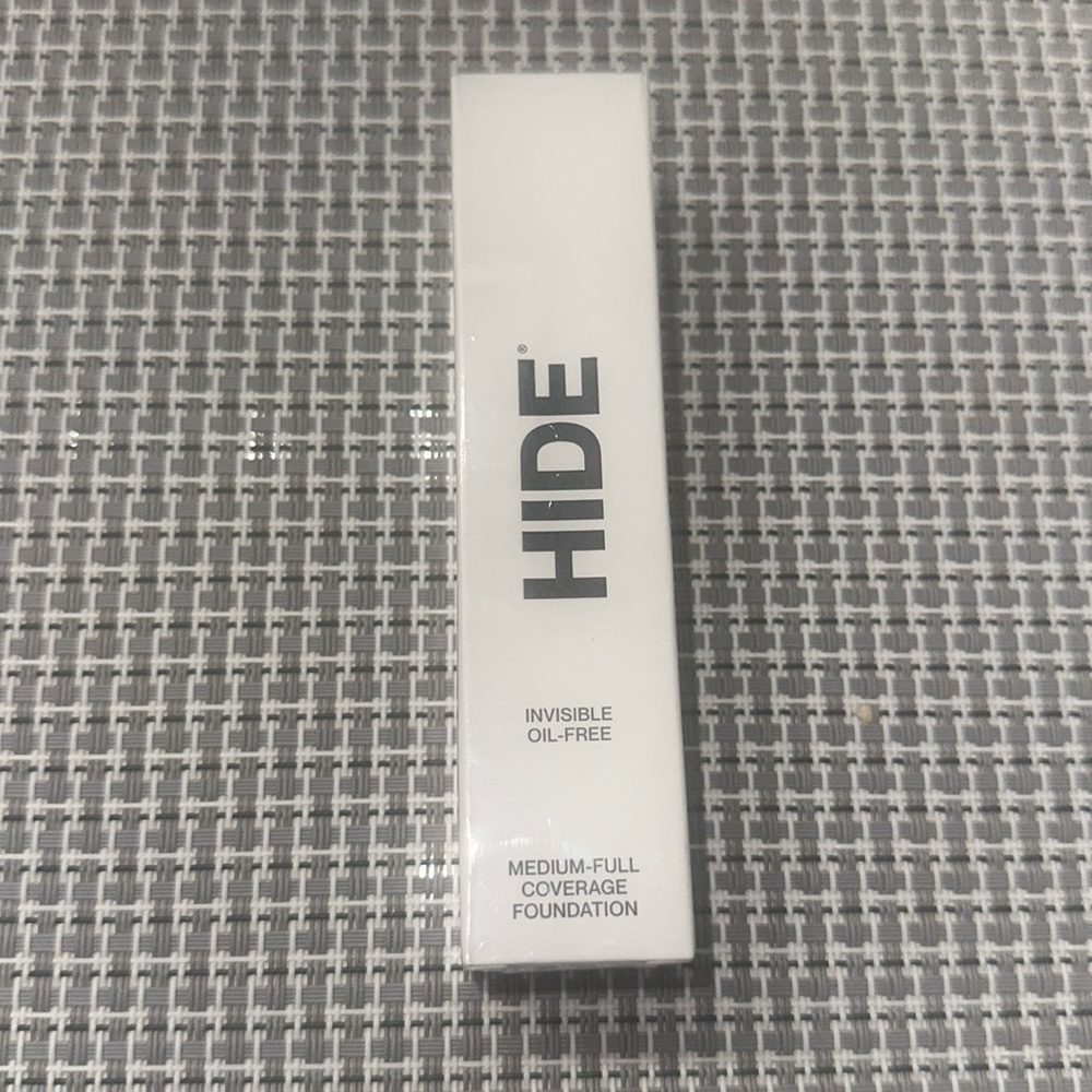 HIDE MEDIUM-FULL COVERAGE FOUNDATION IN VANILLA- 1 FL OZ